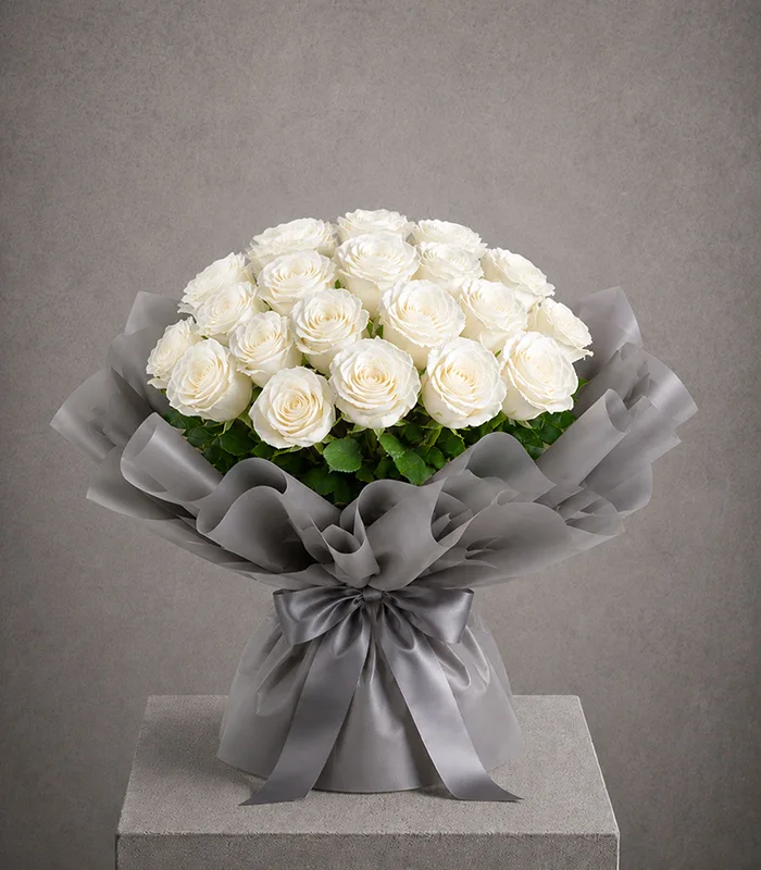 Pearl Royal (25 White Roses)